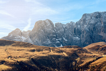 Obraz premium Plateau of Seiser Alm covered with yellow autumn grass surrounded by Val Gardena mountains