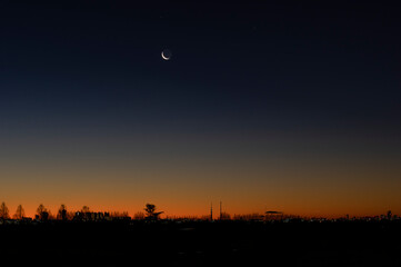 夜明け間近の空と月