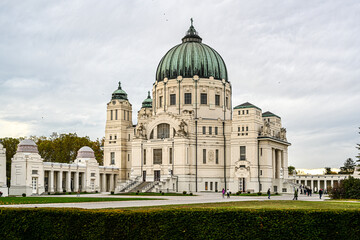 Obraz premium Der Wiener Zentralfriedhof wurde 1874 eröffnet und zählt mit einer Fläche von fast zweieinhalb Quadratkilometern und rund 330.000 Grabstellen mit rund drei Millionen Verstorbenen zu den größten Friedh