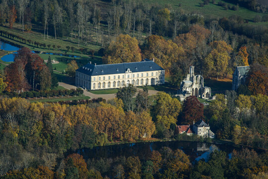 vue aérienne de l'abbaye royale de Chaalis dans l'Oise en France