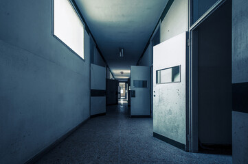 Febbraio 2022, inquietante corridoio di un manicomio abbandonato, in italia