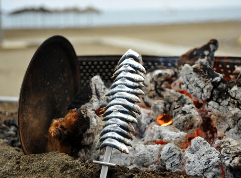 Espetos de sardinas asadas a la brasa en la playa de M&aacute;laga, Costa del Sol, Andaluc&iacute;a, Espa&ntilde;a 