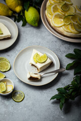 part de cheesecake citron speculoos fait maison sur table avec agrumes et feuilles vertes