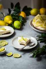 part de cheesecake citron speculoos fait maison sur table avec agrumes et feuilles vertes