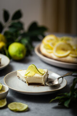 part de cheesecake citron speculoos fait maison sur table avec agrumes et feuilles vertes