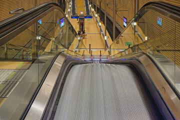 Rolltreppe, Treppe zur S Bahn Zug Station Leipzig Markt, Eisenbahn, Bahnsteig , Deutschland