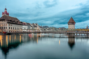 Vista panoramica di Lucerna al tramonto, Lago dei quattro cantoni,  Svizzera