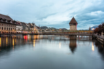 Fototapeta premium Vista panoramica di Lucerna al tramonto, Lago dei quattro cantoni, Svizzera