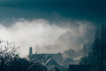 Un village dans le brouillard matinal. Le brouillard sur une ville.