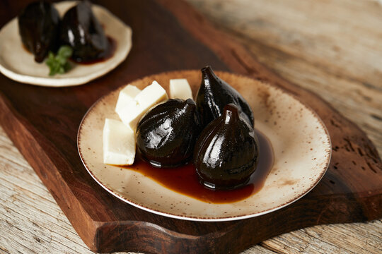 Dulce de higos con queso, postre t&iacute;pico ecuatoriano, servido en un plato blanco con un ambiente r&uacute;stico, c&aacute;lido y tradicional