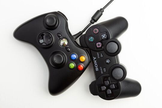 xbox versus playstation controllers Compare close up