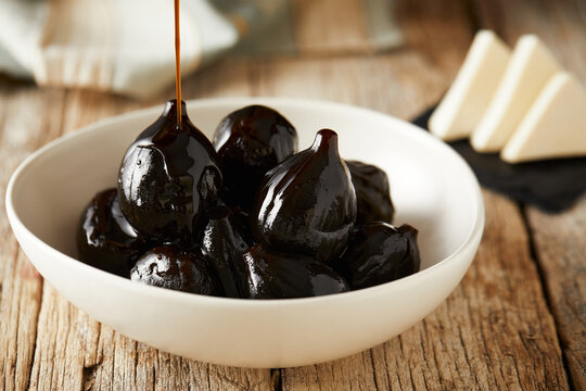 Dulce de higos con queso, postre t&iacute;pico ecuatoriano, servido en un plato blanco con un ambiente r&uacute;stico, c&aacute;lido y tradicional