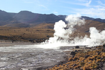 nascente termal em erupção geiser del tatio