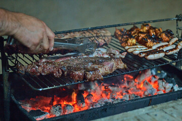 Obraz na płótnie Canvas asando carne, pollo, cerdo y salchichas, asado casero chef casero