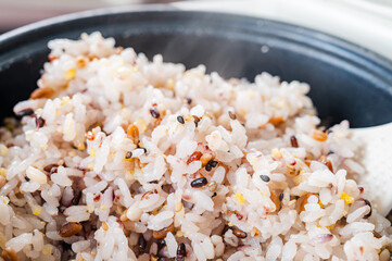 炊きあがった雑穀ごはん