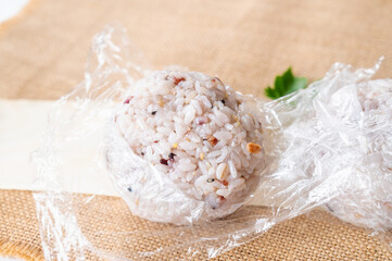 ラップで握った雑穀おにぎり