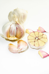 Ajo morado español y cabeza de ajo blanco