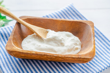木の器に入った自家製サワークリーム