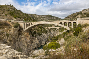 Fototapeta na wymiar Vue sur les Gorges de l’Hérault depuis le Pont du Diable par un temps nuageux (Occitanie, France)