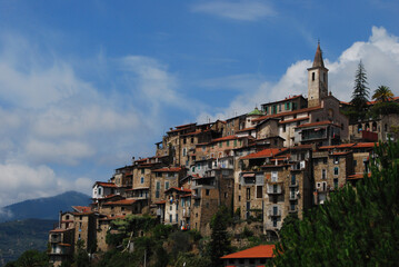 Il borgo di Apricale, il bacio della pietra con il sole. Liguria, Italia