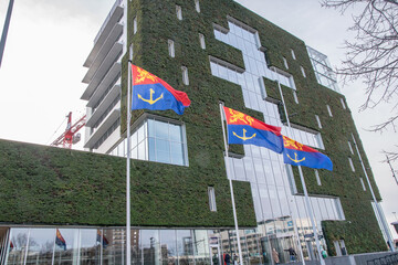 Das Rathaus der Stadt Venlo in Holland – hinter dem vertikalen Garten liegt ein 11-stöckiger Holzbau von Thoma