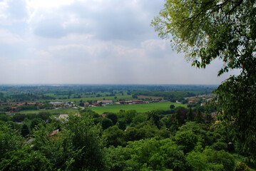 Fototapeta na wymiar Panorama rurale dalla cittadina di Volta Mantovana in provincia di Mantova, Lombardia, Italia.