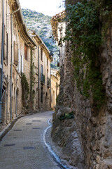 Ruelle du village médiéval de Saint-Guilhem-le-Désert vide de touristes en hiver (Occitanie,...