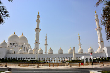 Fototapeta na wymiar Sheikh Zayed Grand Mosque, world's largest mosque located in Abu Dhabi, in United Arab Emirates