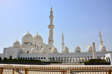 Fototapeta na wymiar Sheikh Zayed Grand Mosque, world's largest mosque located in Abu Dhabi, in United Arab Emirates