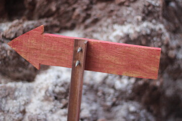 flecha indica o caminho no deserto do Atacama