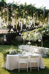 The presidium of the newlyweds in the banquet hall of the restaurant