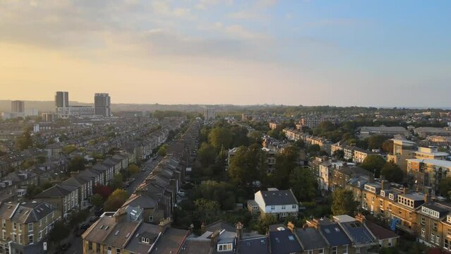 Dron shot UK england open shot sun afternoon sky buildings London smog mist dark covid.mp4