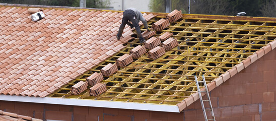 Construction d'une charpente en bois d'une maison	