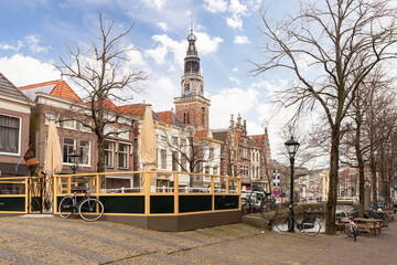 Obraz premium Cityscape of the center of Alkmaar with the tower of the weigh house in the background.