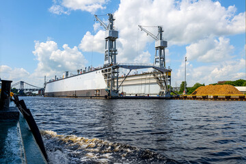 Hafenanlage mit Trockendock