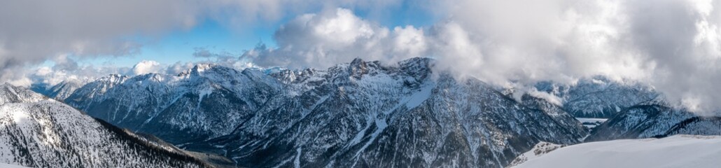 Winterpanorama Ammergauer Berge mit Kreuzspitze und Geierköpfen