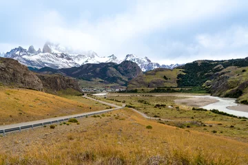 Crédence de cuisine en verre imprimé Fitz Roy Argentina, Patagonia, landscape before arriving in the city of El Chaltén. In the background El Chaltén and the Fitz Roy mountains.