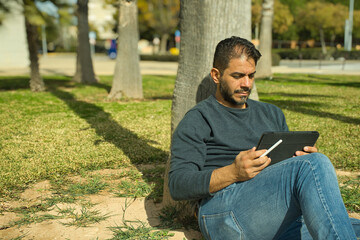 Obraz premium Using digital tablet outdoors