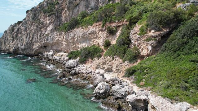 Drohne Luftaufnahme Monte Circeo - T&uuml;rkis Smaragdgr&uuml;n Kristallklares Wasser mit Brechende Wellen am Ufer Nahaufnahme . Sonniger Sommertag am Meer. Spektakul&auml;res Panorama. Italien  