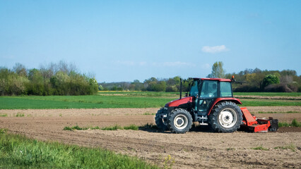 Obraz premium Tractor ploughing the fields