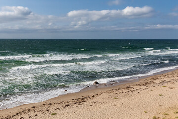 Brandung am Strand der Ostsee bei Dazendorf in der Nähe von Heiligenhafen, Schleswig-Holstein.