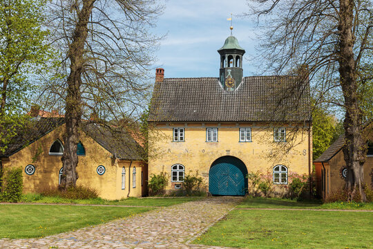 Torhaus des Guts Jersbek von 1678 in Schleswig-Holstein, Deutschland, mit Linden.