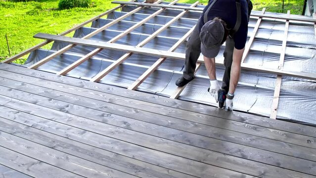 Fixing a wooden terrace board on a wooden frame