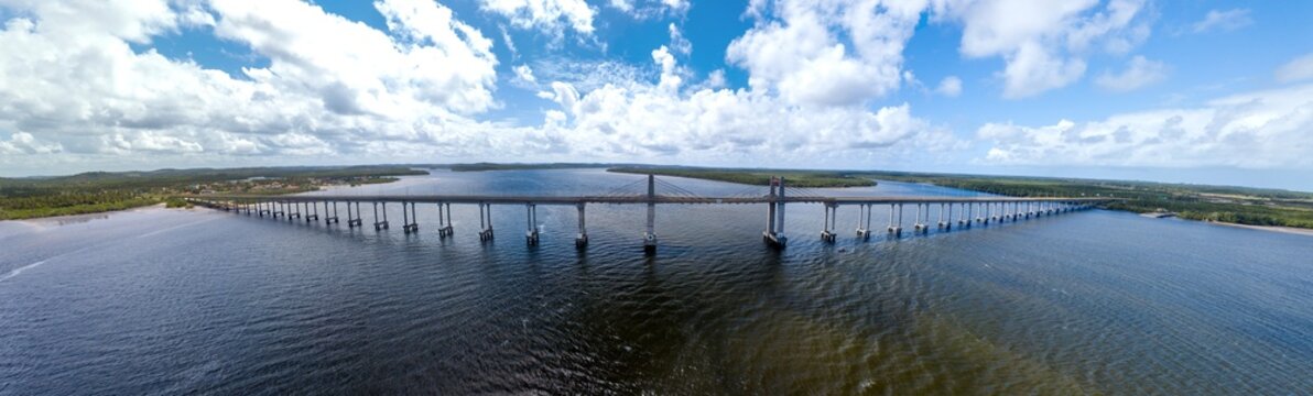Imagem Aerea da Ponte Gilberto Amado sobre o rio Piau&iacute; ligando os munic&iacute;pios de Est&acirc;ncia e Indiaroba, com 1.712 metros de extens&atilde;o e 14,2 metros de largura