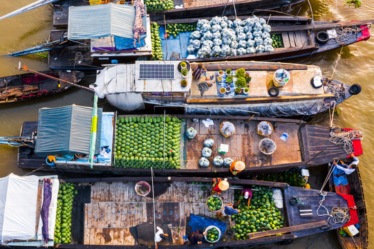 Cai Rang floating market is bustling with Tet boats to welcome the new year, items include watermelons and other agricultural products.