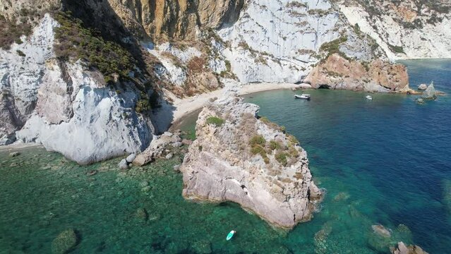 Drohne Luftaufnahme von oben. Spektakul&auml;res Ansicht. Kristallklares T&uuml;rkis Smaragdgr&uuml;ne Wasser, Insel K&uuml;ste Panorama, Segelboote. Sonniger Sommertag am Meer, blauer Himmel. Ponza Palmarola Italien