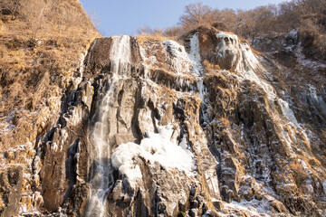 Fototapeta na wymiar 氷が残る春の滝 