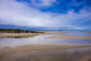 Praia tropical com maré baixa 