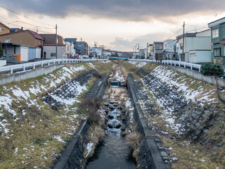 Fototapeta na wymiar 住宅街を流れる川