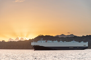 Obraz premium boat ship sunset over the sea